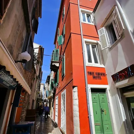 Three Corners بيت شباب *