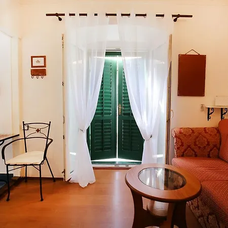 بيت شباب Three Corners زادار
