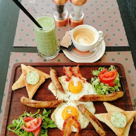Three Corners بيت شباب زادار