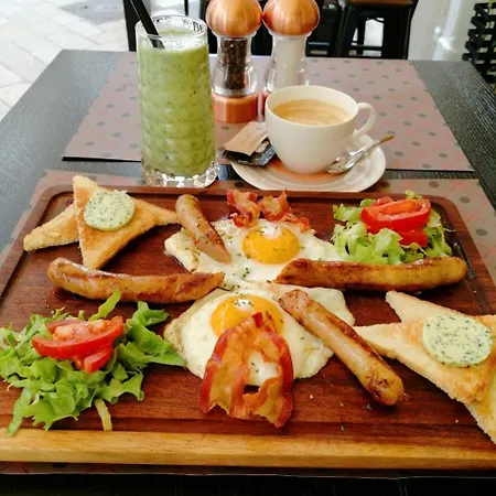 بيت شباب Three Corners